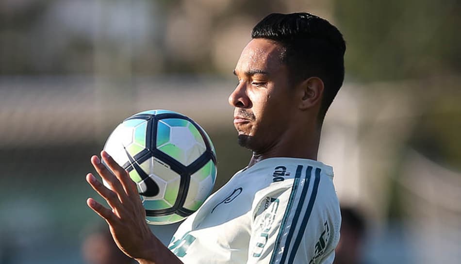 Roger esboça Palmeiras com Antônio Carlos titular e três reforços