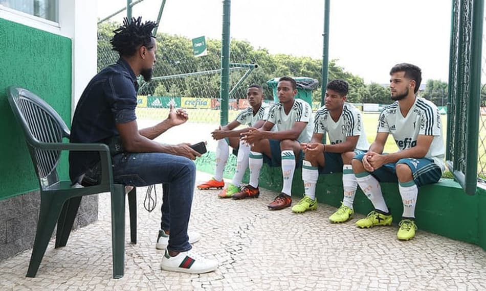 Zé Roberto segue próximo do elenco como diretor e dá ‘palestra’ à base