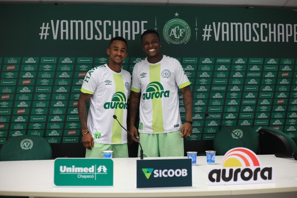 Moisés e Eduardo firmam contrato de dois anos com a Chape
