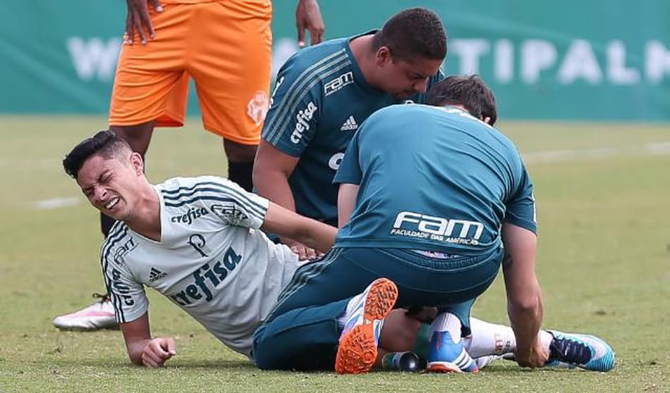 Diogo Barbosa sofre entorse em jogo-treino e fará exames no Palmeiras