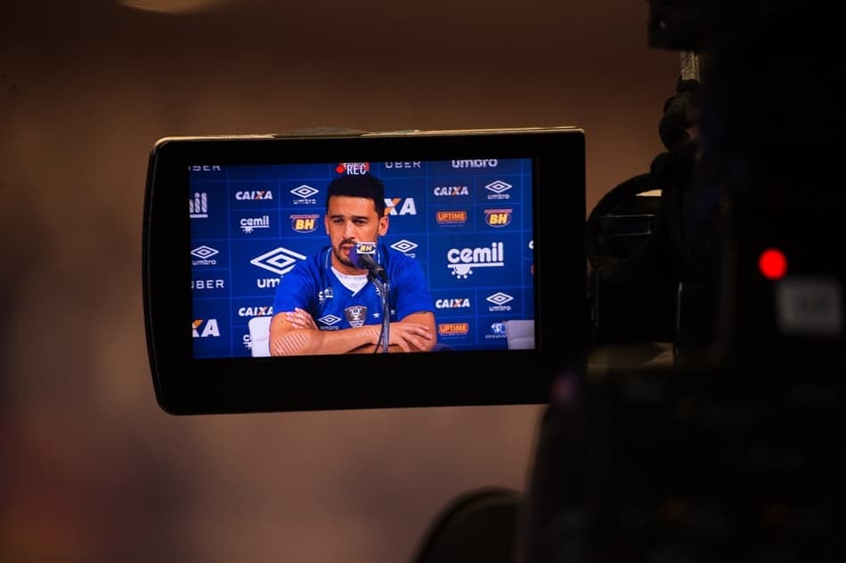 Edilson treina com restante do grupo do Cruzeiro pela primeira vez