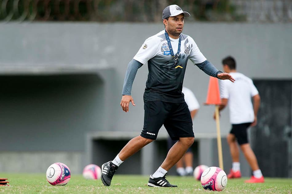 Jair comanda treino tático e dá descanso ao elenco do Santos