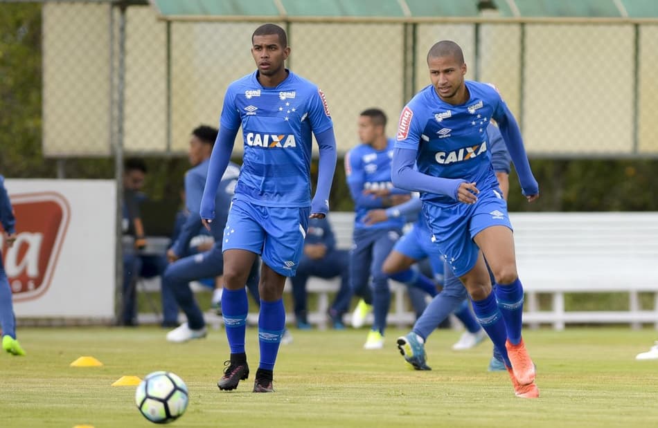 Meia Alex, cedido pelo Cruzeiro ao Londrina, deixa treino no Paraná e volta para Belo Horizonte