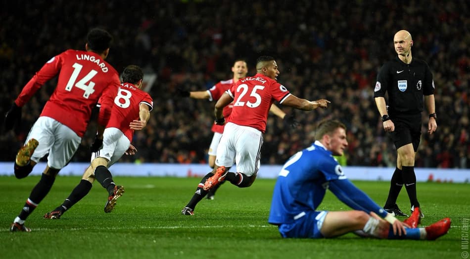 United vence o Stoke em casa e diminui vantagem do City na ponta