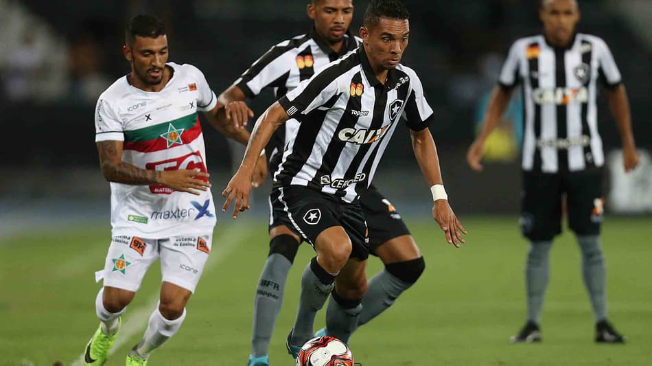 De 2017 para 2018, Botafogo vai aprimorando nova formação tática