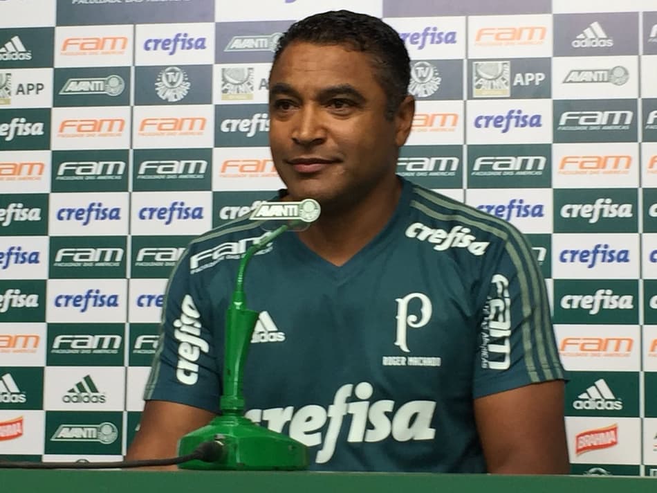 Roger faz mistério sobre goleiro e diz como Scarpa pode jogar no Palmeiras