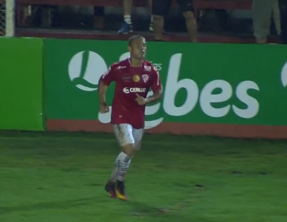 Ronaldinho Gramadense vibra com gol em cima do campeão da América