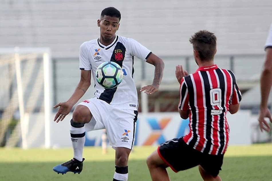 Zagueiro Mayck assina o seu primeiro contrato profissional com o Vasco
