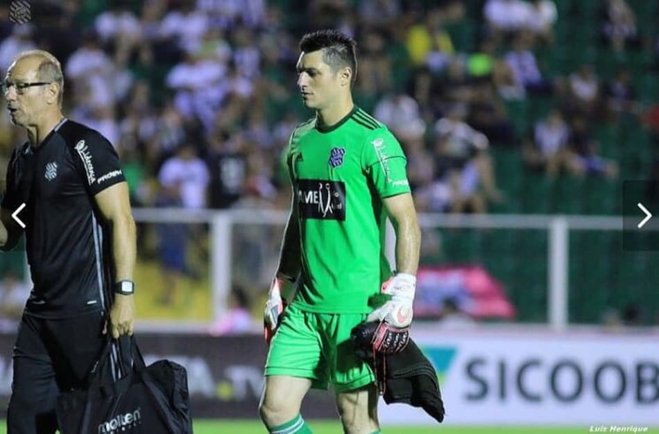 Denis comemora estreia com vitória e sem gols sofridos pelo Figueirense
