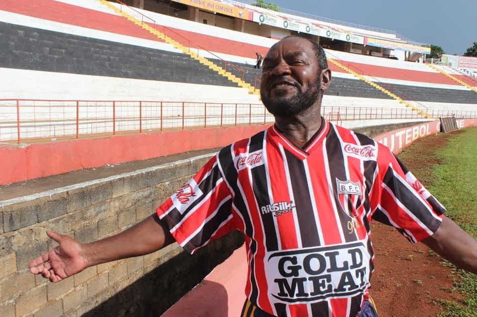 José Carlos da Silva, ex-gandula, reconstitui o episódio do 'roubo' do porco de porcelana&nbsp;