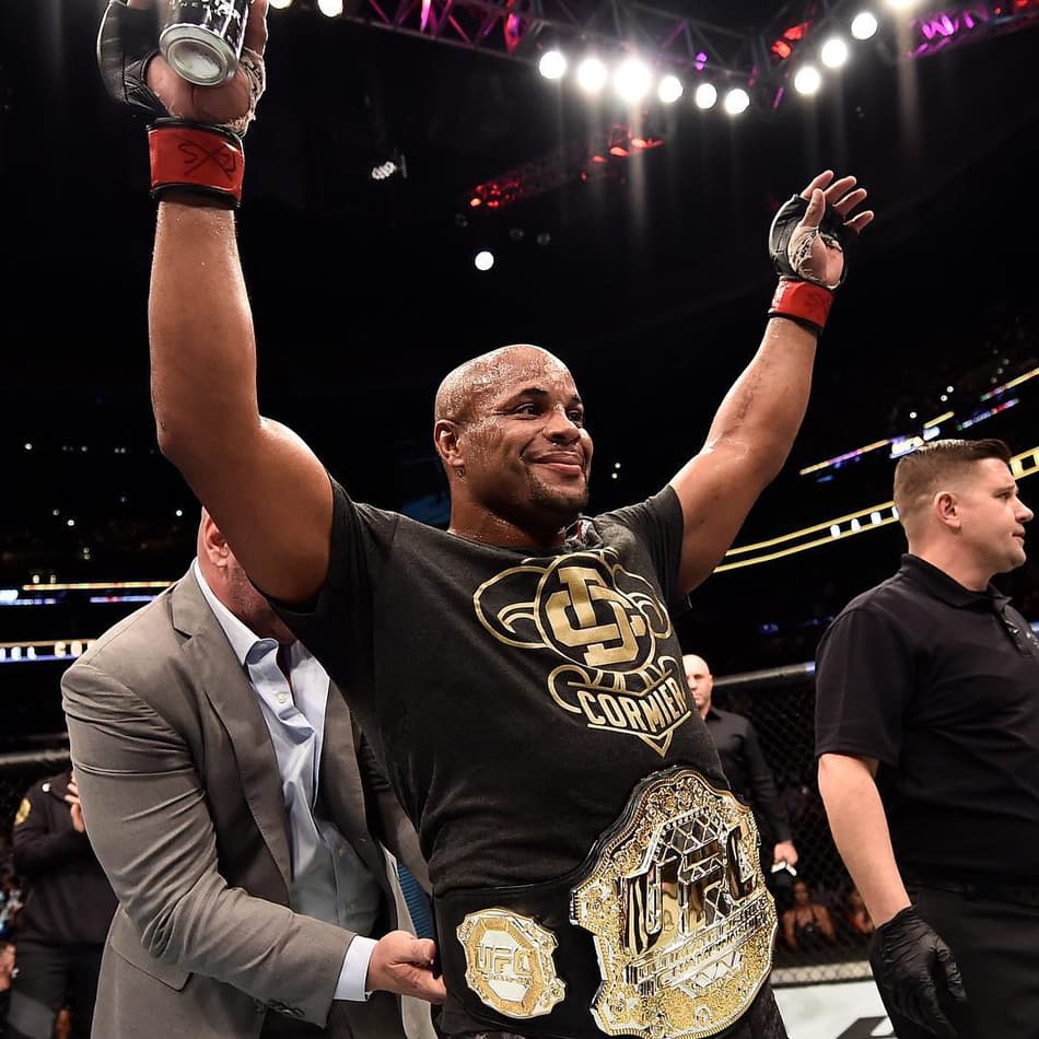 Cormier quer enfrentar Jones e Brock Lesnar antes de aposentadoria; veja