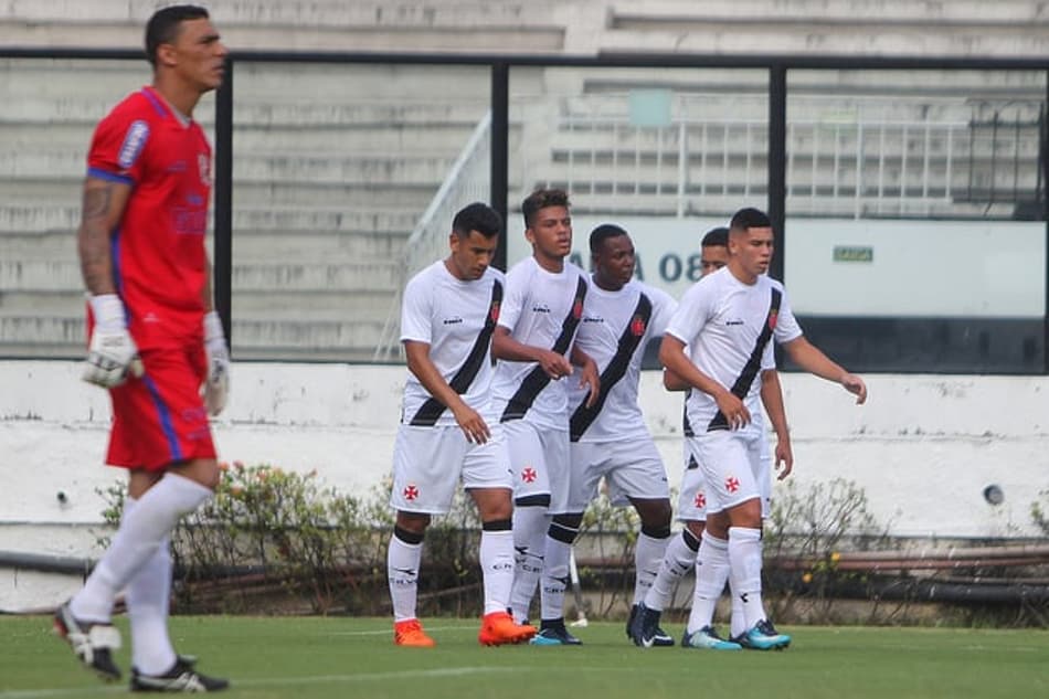 Vasco apresenta evolução em 2º jogo do ano, mas ainda está inconstante