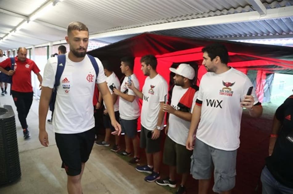 Após estreia no ano, Léo Duarte espera chance contra o Vasco