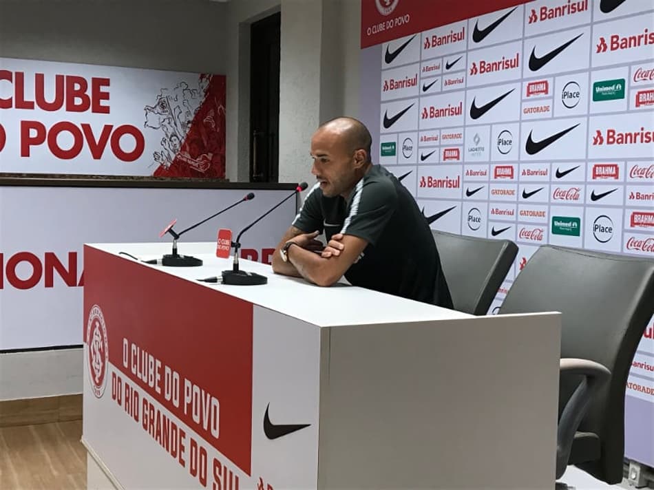 Roger comemora volta aos gramados e elogia trabalho de Odair Hellmann
