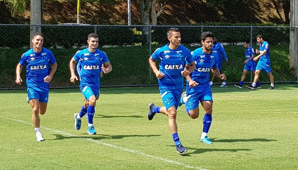 Cruzeiro treina mas titulares são poupados de atividade no campo