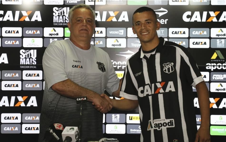 Ceará apresenta centroavante emprestado pelo Corinthians