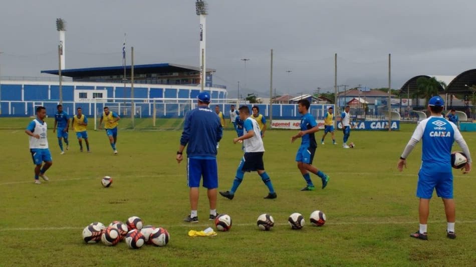 Claudinei Oliveira convoca 18 atletas para partida contra Hercílio Luz