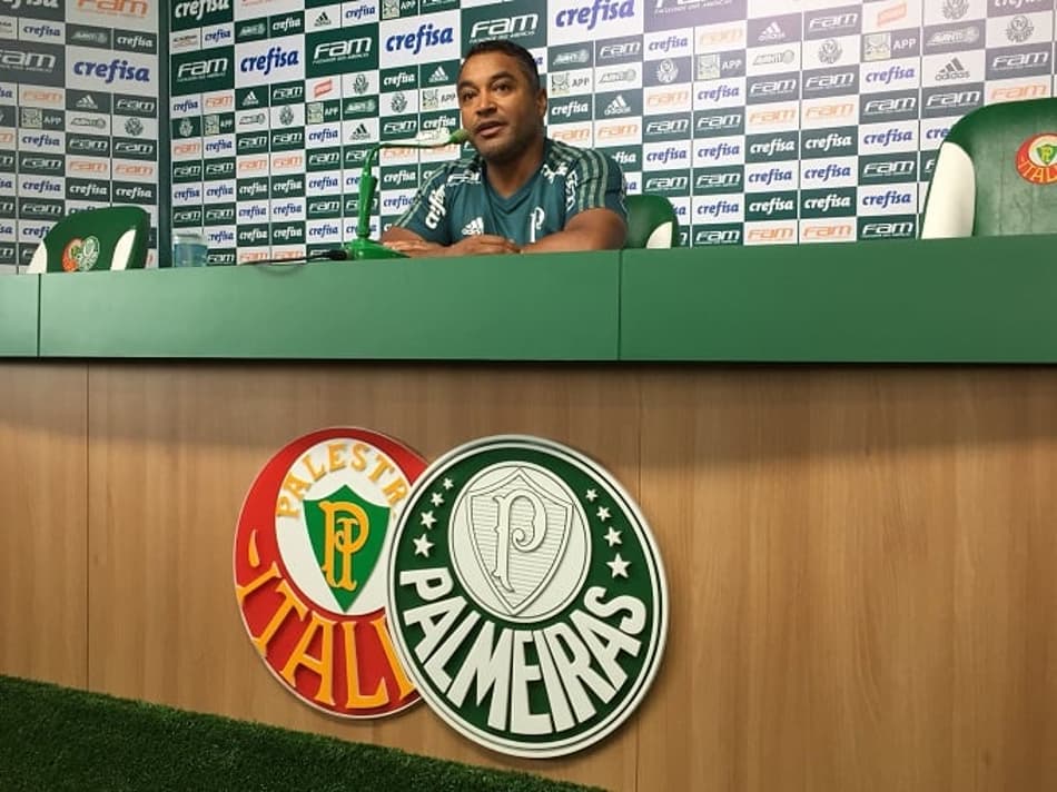 Roger planeja repetir time, e Moisés pode ser banco; Scarpa segue fora