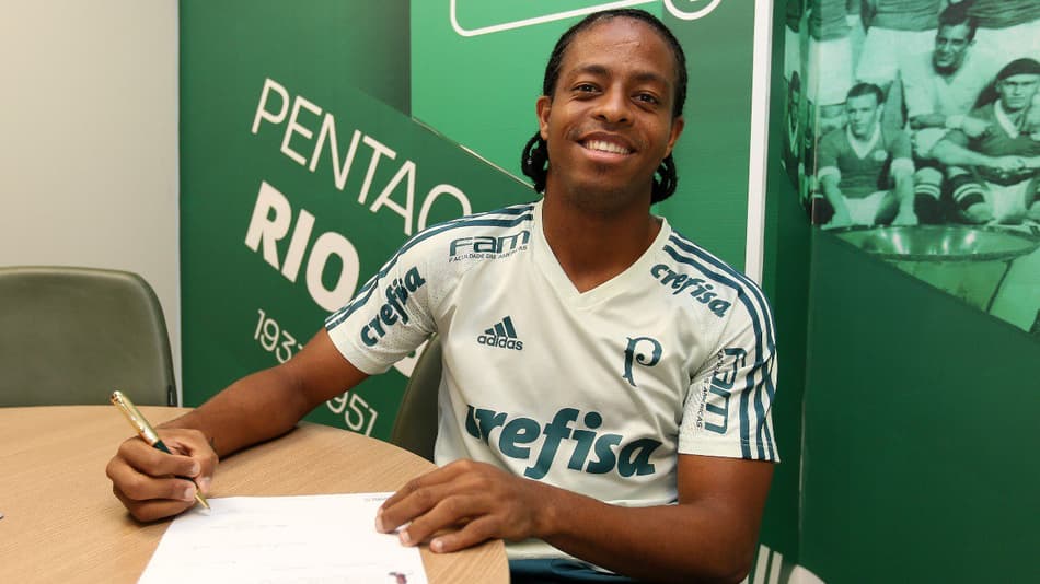 Palmeiras dá aumento salarial e amplia contrato de Keno até 2021