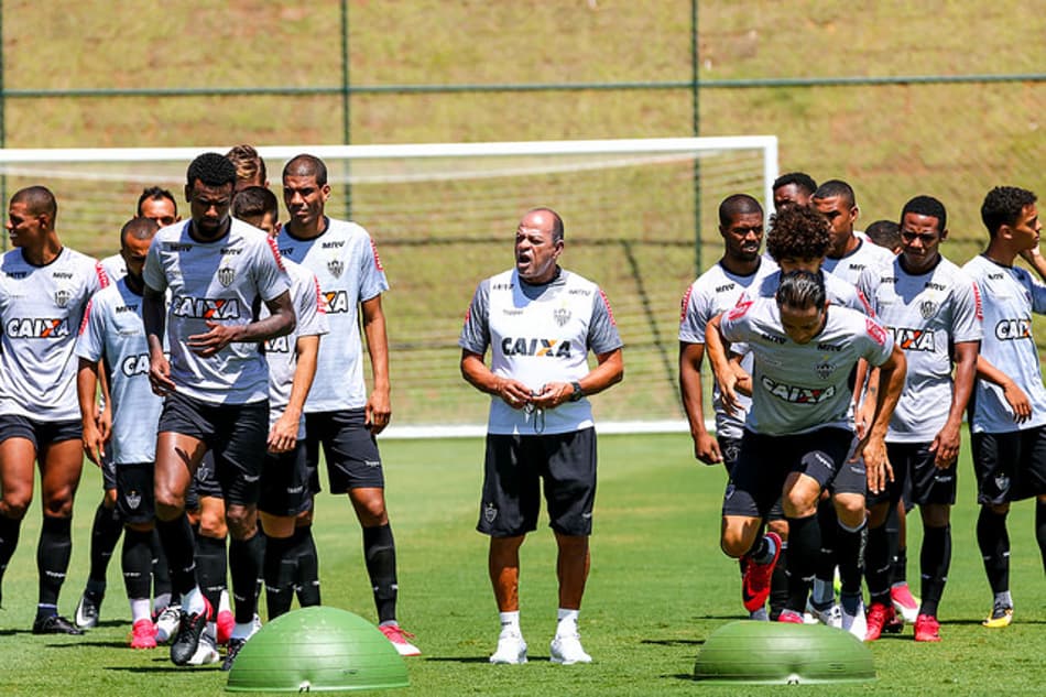 Oswaldo de Oliveira decide escalar time alternativo contra o Villa Nova