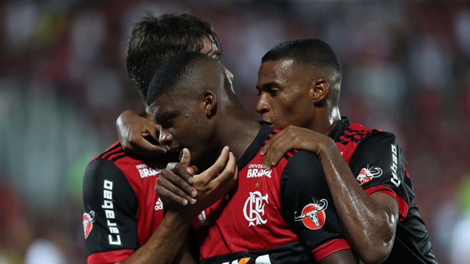 Flamengo tenta ampliar sequência invicta contra o Vasco