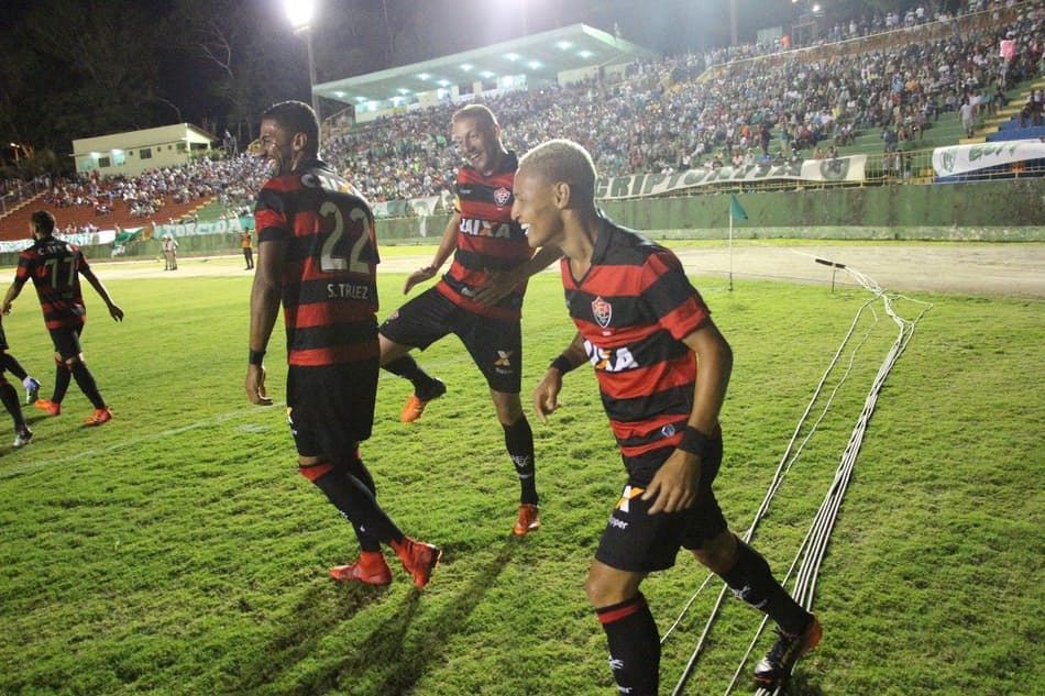 Vitória derrota Vitória da Conquista e assume a liderança do Baiano