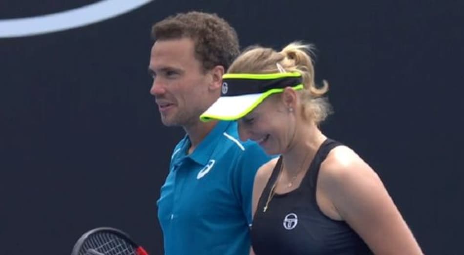 Soares e Makarova sobrevivem e vão à semi na Austrália