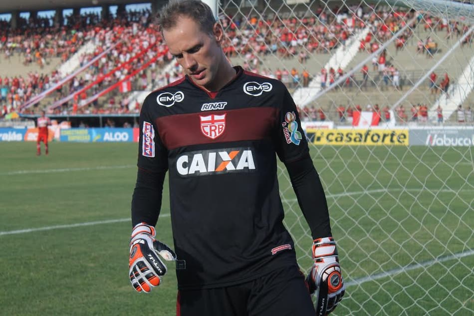 Goleiro João Carlos comemora bom início de temporada do CRB
