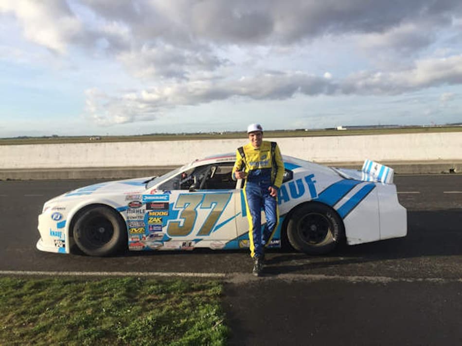 Rapha Campos testa carro da Euro Nascar na França