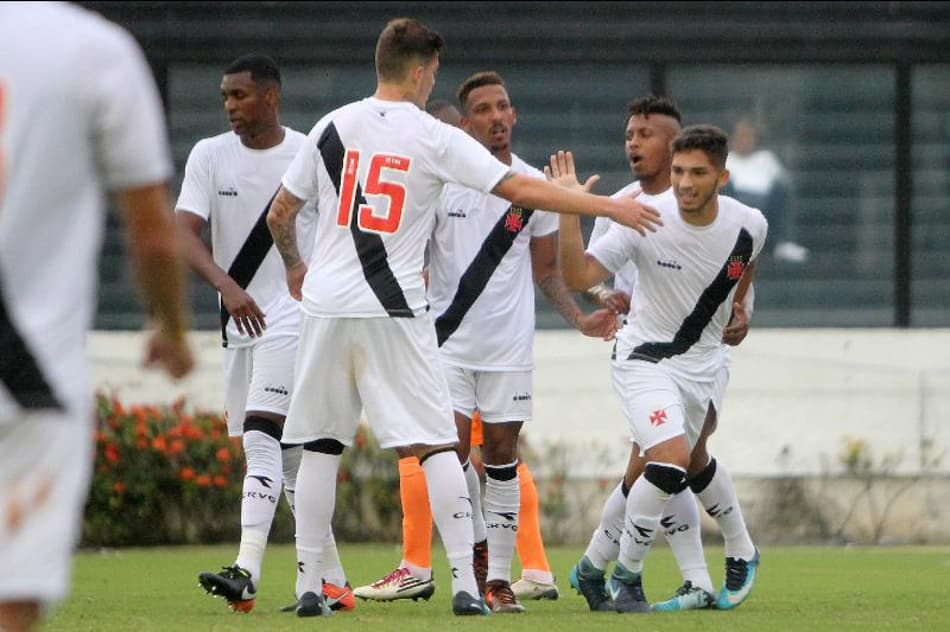 Vasco e Diadora farão venda de camisas de linha temporária. Saiba detalhes
