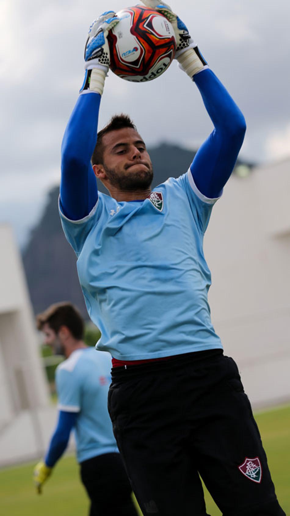 Ex-Flu, goleiro é apresentado em equipe espanhola