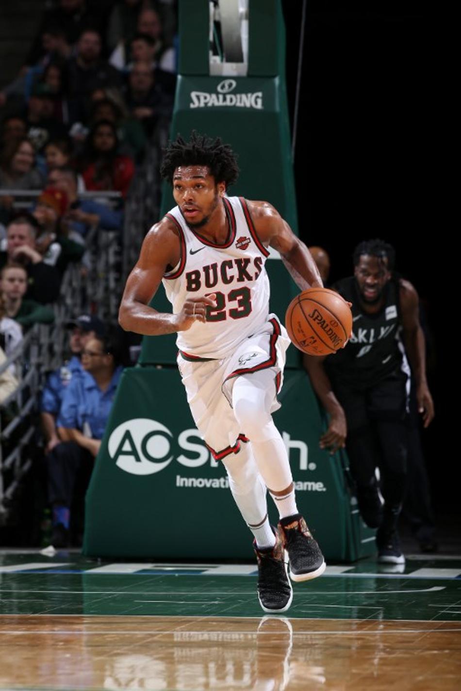 Novato do Bucks é preso, toma choque de taser e joga no mesmo dia