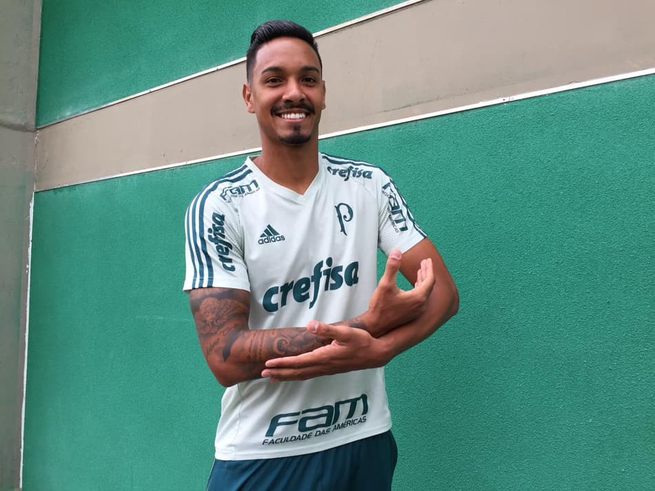 Antônio Carlos faz o 'embala neném' em foto para o LANCE!