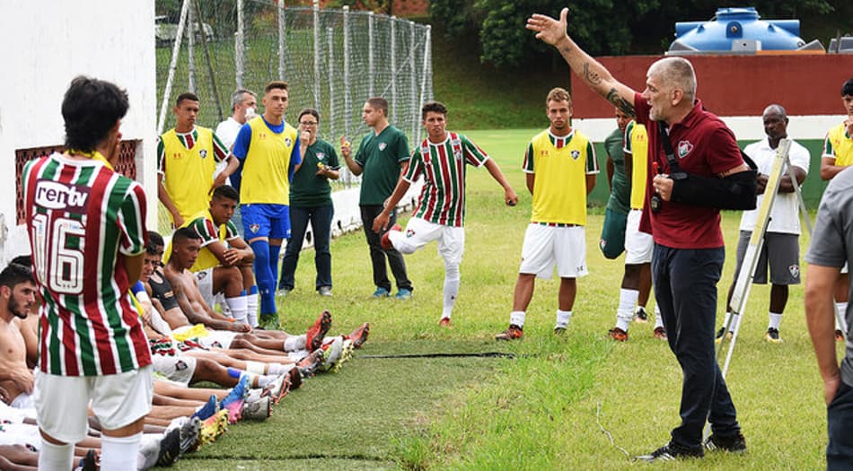 De tipoia, Percovich comanda 1ª partida em Xerém após acidente