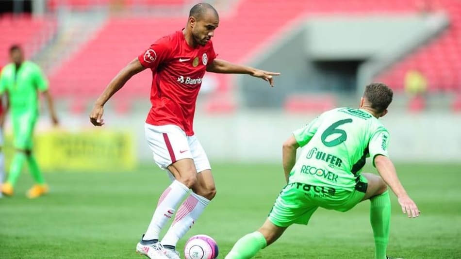 Roger marca dois gols e comanda vitória do Inter no Gaúcho