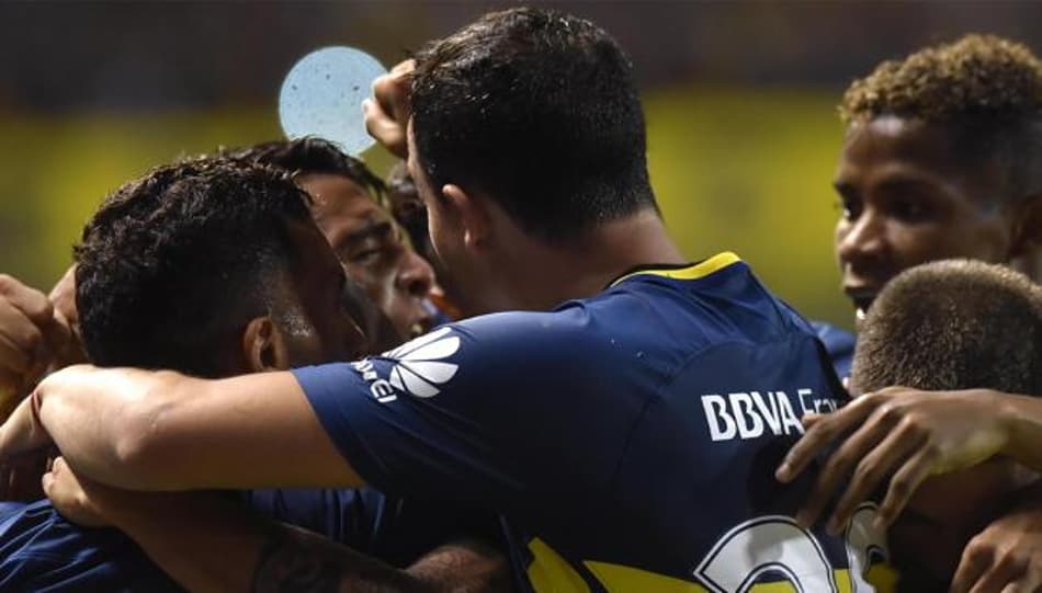 Boca Juniors derrota Colón na reestreia de Carlitos Tévez