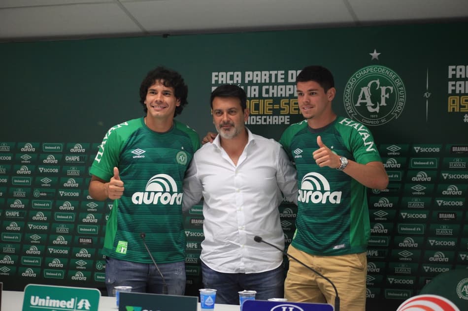 Chapecoense apresenta dois reforços: o lateral-esquerdo, Vinicius, e o zagueiro, Bareiro