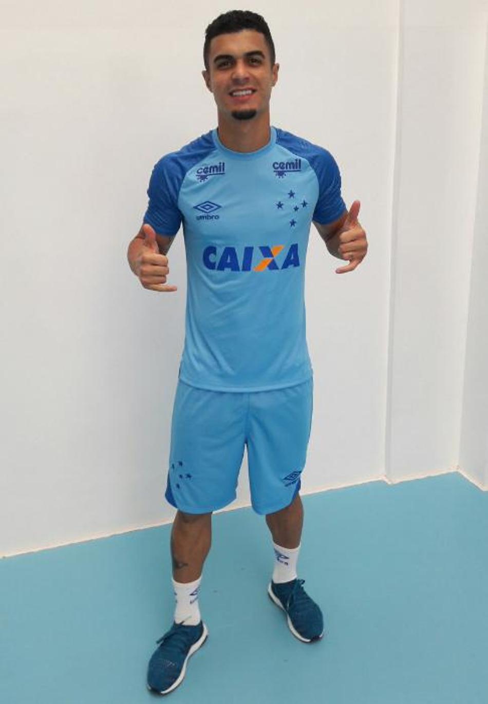 Cruzeiro apresenta novo uniforme de treinos para jogadores de linha e goleiros