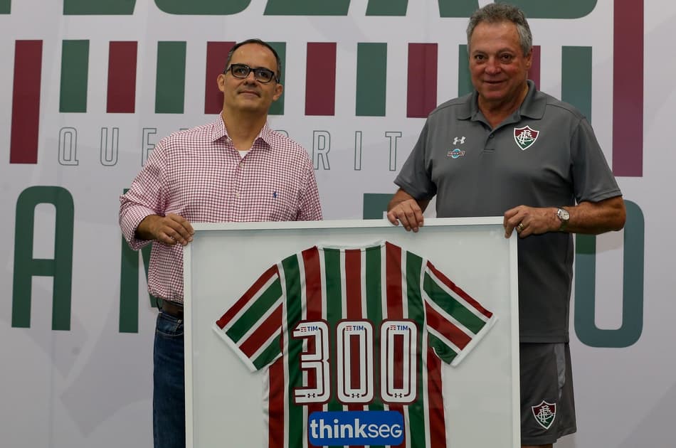 Abel Braga é homenageado pelas 300 partidas no comando do Fluminense