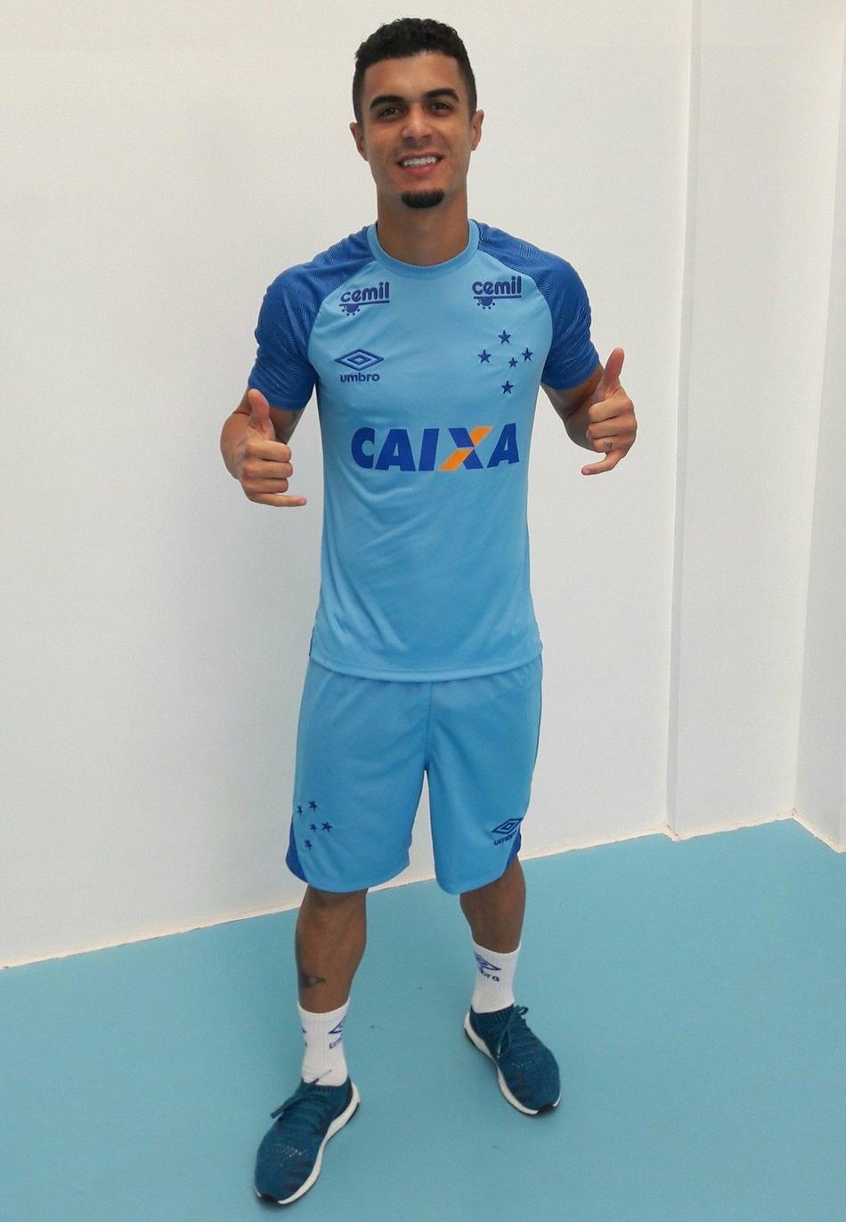 Cruzeiro lança novo uniforme de treino