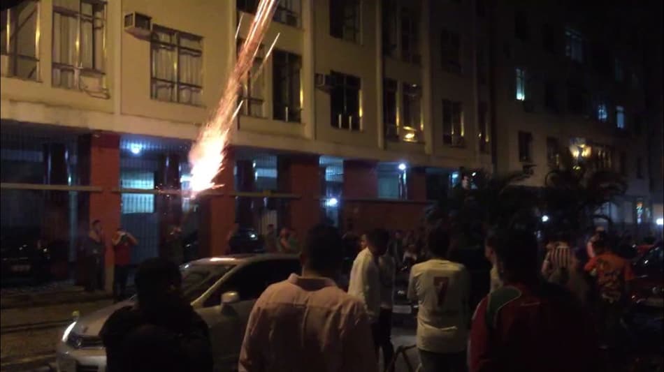 Torcida do Fluminense protesta, solta bombas e invade reunião do Conselho