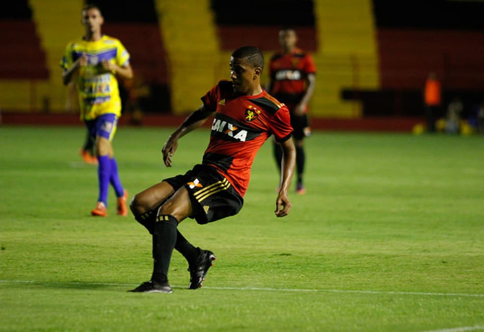 Capa aprova primeiro jogo com a camisa do Sport