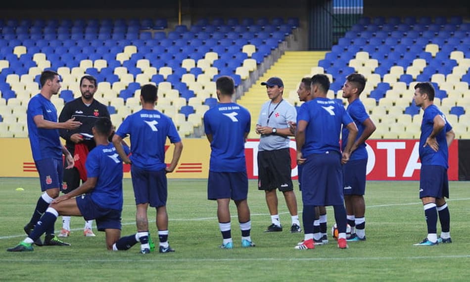 Zé Ricardo conversa com jogadores no palco da partida
