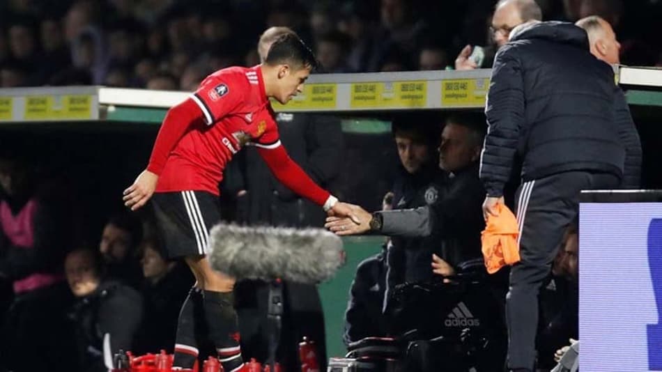Mourinho ‘entrega’ título e fala de performance de Sánchez em revés