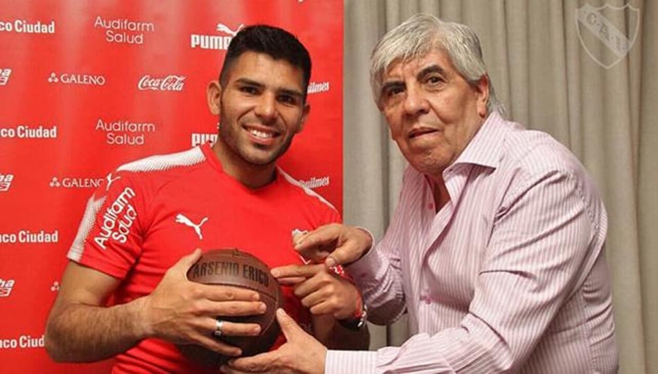 Rival do Corinthians na Libertadores acerta com novo atacante