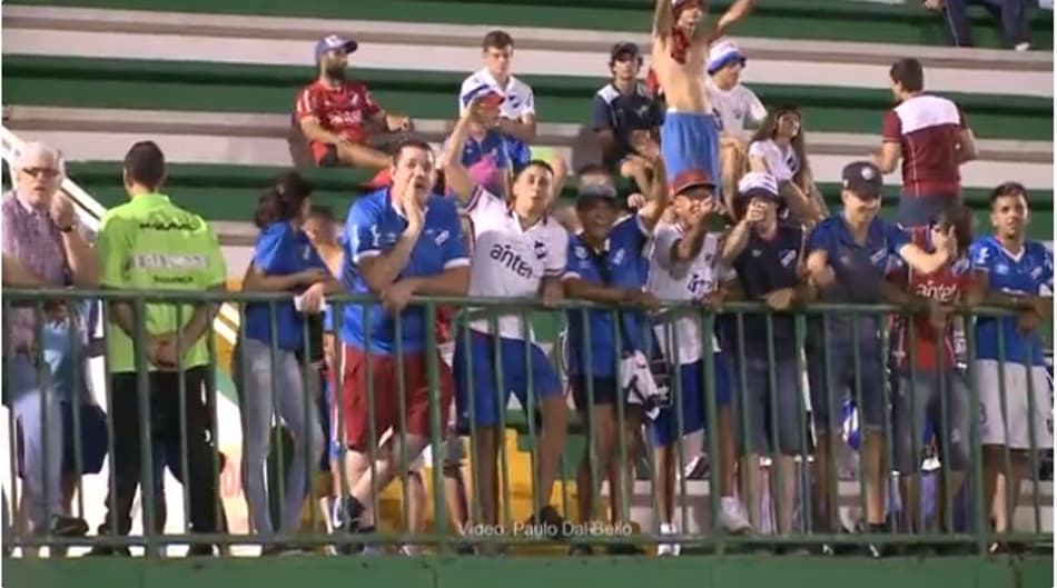 Torcida do Nacional imita avião em jogo contra a Chapecoense