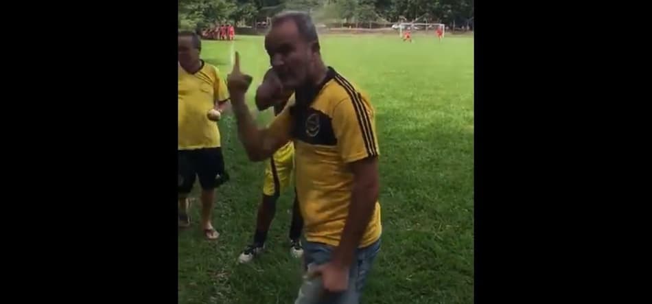 Franck Alves no momento da bronca em seu time, o quadro B do Família Unida Futebol Clube 
