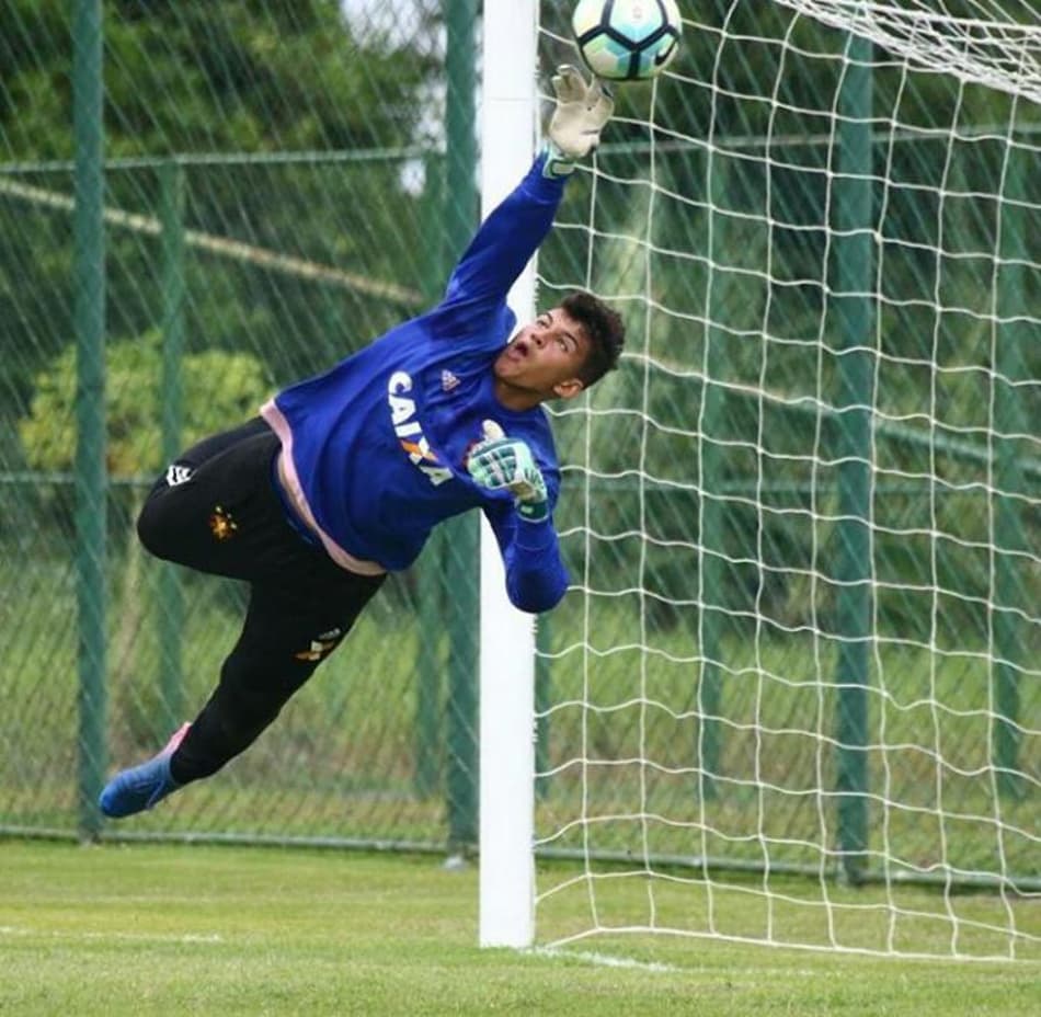 Inspirado em Magrão, goleiro da base sonha em construir sua história no Sport