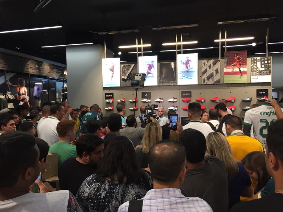 Palmeirenses lotam loja de shopping para tietar Lucas Lima