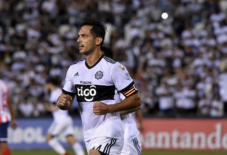Roque Santa Cruz brilha, e Olimpia abre vantagem sobre o Barranquilla